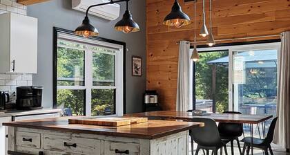 Cozy River Lodge Chalet - AC - Hot Tub - Waterfront - Pet Friendly