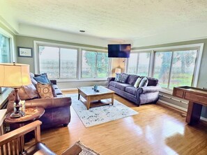 Smart TV, fireplace, offices