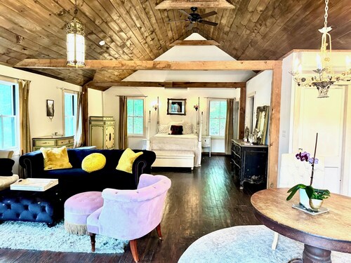 NEW-Romantic Lake View Carriage House