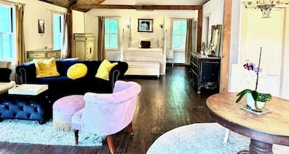 NEW-Romantic Lake View Carriage House