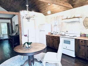 Mikrobølgeovn, ovn, kokeplater og papirhåndklær