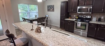 Spacious 4-bedroom house with WiFi, AC in welcoming Clovis