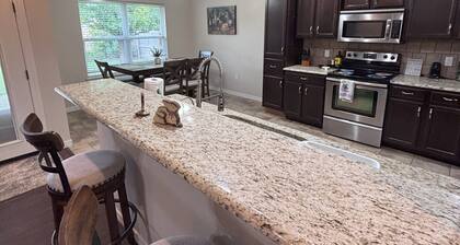 Spacious 4-bedroom house with WiFi, AC in welcoming Clovis