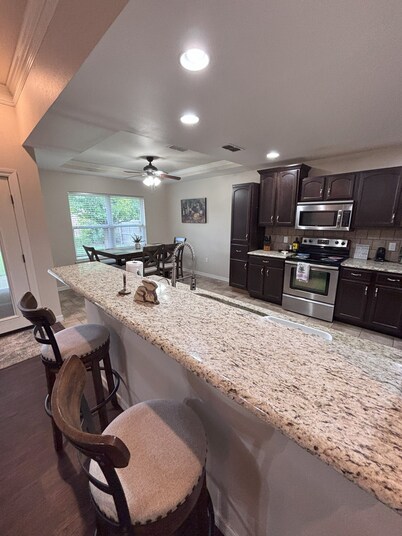 Spacious 4-bedroom house with WiFi, AC in welcoming Clovis