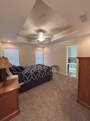 4 bedrooms, desk, iron/ironing board, free WiFi - Spacious 4-bedroom house with WiFi, AC in welcoming Clovis (Clovis)
