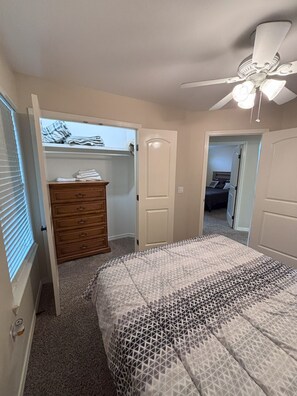 4 habitaciones, escritorio, tabla de planchar con plancha y wifi gratis 