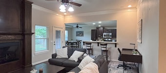 Spacious 4-bedroom house with WiFi, AC in welcoming Clovis