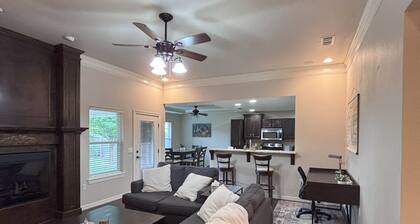Spacious 4-bedroom house with WiFi, AC in welcoming Clovis