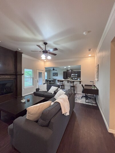 Spacious 4-bedroom house with WiFi, AC in welcoming Clovis