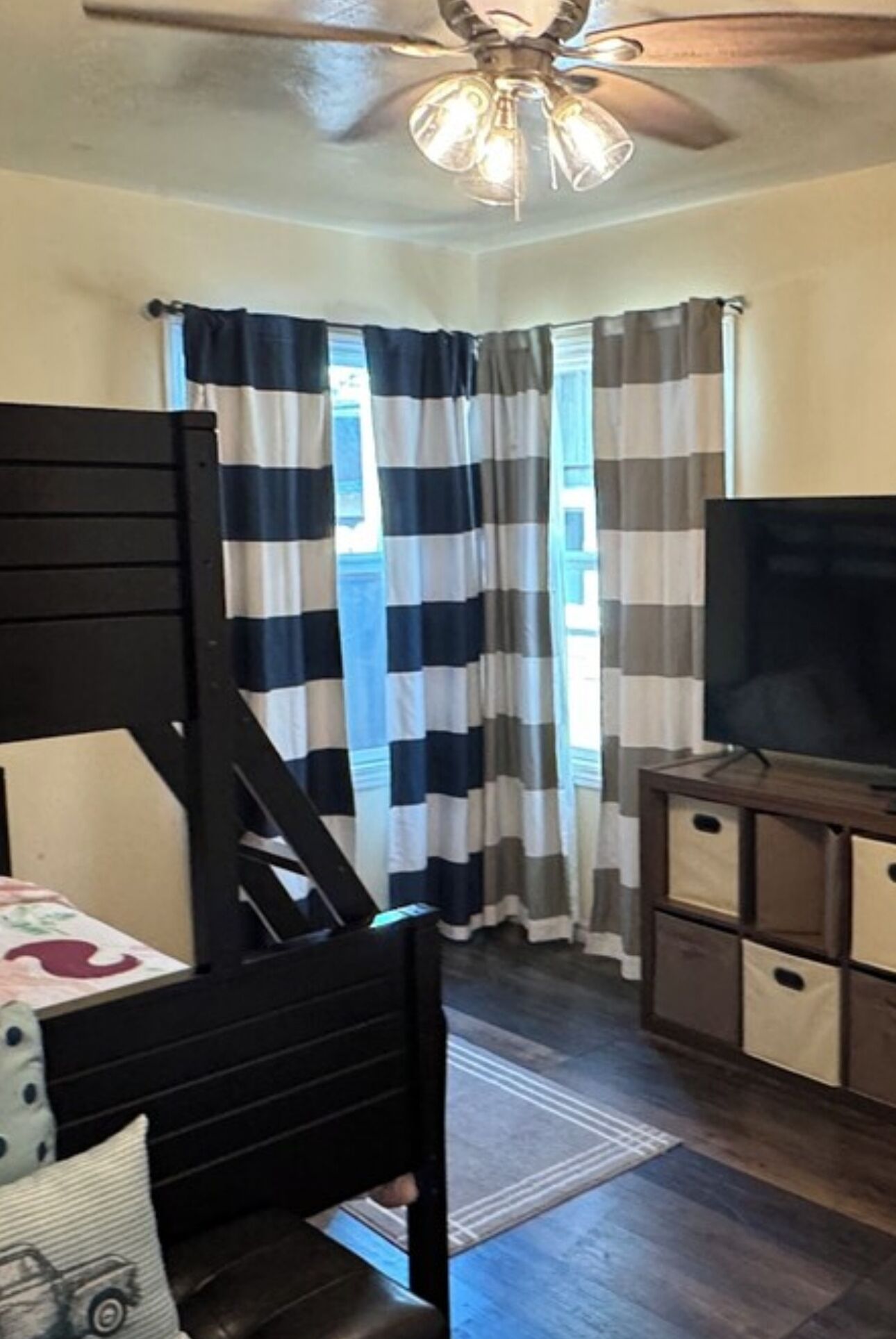 3 habitaciones, tabla de planchar con plancha, wifi y ropa de cama 