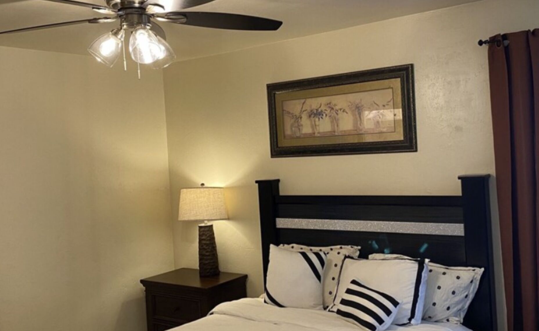 3 habitaciones, tabla de planchar con plancha, wifi y ropa de cama 