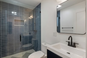 Regadera, toallas, jabón, papel de baño 