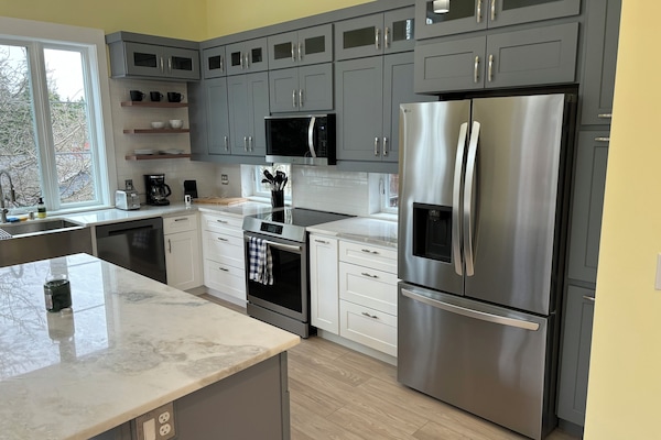 Microondas, horno, placa de cocina y lavavajillas