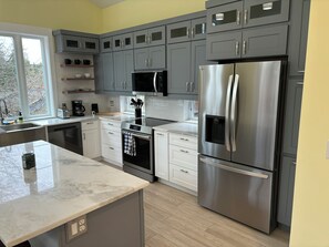 Microwave, oven, stovetop, dishwasher - 2-bedroom house near Green Lake Park Seattle with private yard, WiFi, AC (Seattle)