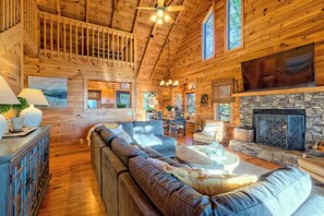Living area - Secluded 3 Bedroom Cabin w/hot tub in the mountains of Clayton, Ga (Clayton)