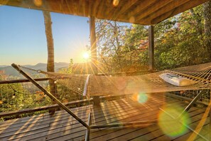 Terrace/patio - Secluded 3 Bedroom Cabin w/hot tub in the mountains of Clayton, Ga (Clayton)