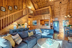 Living area - Secluded 3 Bedroom Cabin w/hot tub in the mountains of Clayton, Ga (Clayton)
