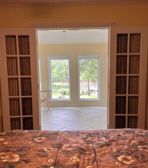 3 bedrooms, iron/ironing board, WiFi, bed sheets - The Flamingo House at Lake Murray. 3 Bed 2 Bath with Private Dock. Sleeps 8. (Chapin)