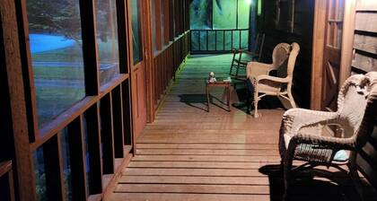 Charming 3-bedroom house with WiFi and AC in Douglasville
