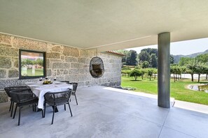 Outdoor dining - Casas D'Além 3 Refuge w/ Pool & Nature (Vieira do Minho)