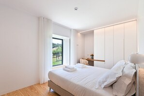 3 bedrooms, iron/ironing board, internet, bed sheets