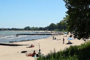 Sun-loungers, beach towels - Fully renovated, updated, and high-end finished 5 bedroom facing the marina! (Sheboygan)