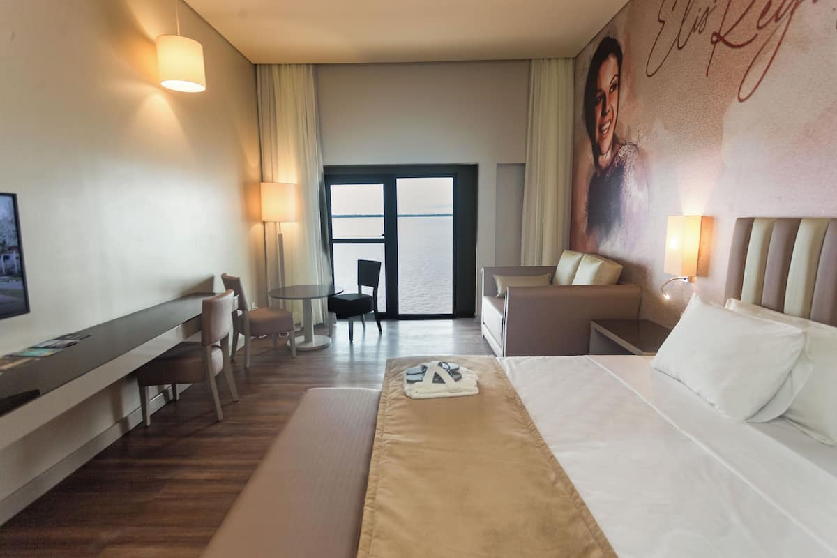 Apartamento Vista Baia com Sofa | Una cassaforte in camera, una scrivania, tende oscuranti, Wi-Fi gratuito