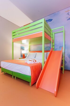 Apartamento Familiar Junior (NEP) | Una cassaforte in camera, una scrivania, tende oscuranti, Wi-Fi gratuito