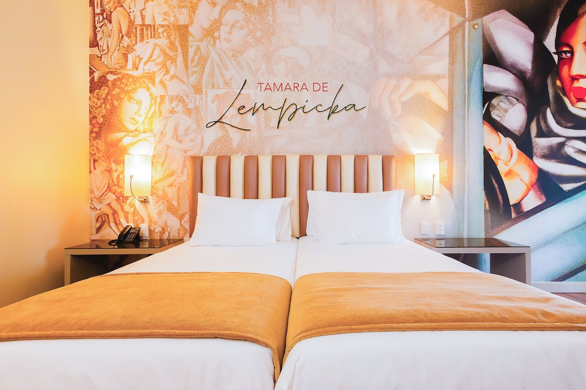 Caja fuerte, escritorio, cortinas opacas y wifi gratis