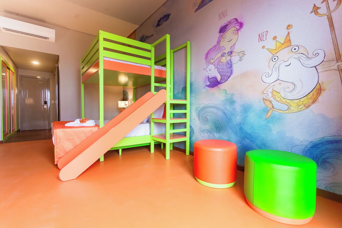 Apartamento Familiar Junior (NEP) | Una cassaforte in camera, una scrivania, tende oscuranti, Wi-Fi gratuito