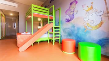 Apartamento Familiar Junior (NEP) | Zimmersafe, Schreibtisch, Verdunkelungsvorhänge, kostenloses WLAN