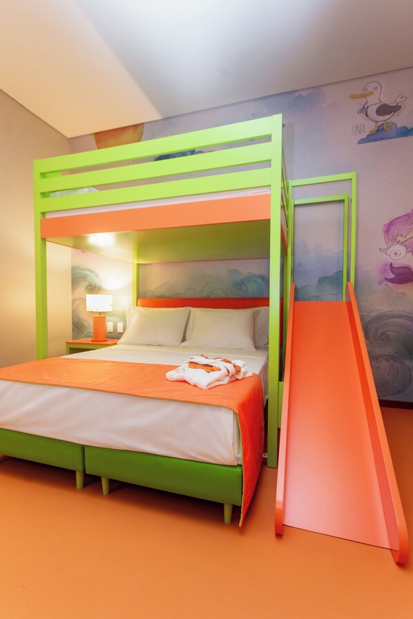 Apartamento Familiar Junior (NEP) | Una cassaforte in camera, una scrivania, tende oscuranti, Wi-Fi gratuito