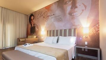 Caja de seguridad en la habitación, escritorio y cortinas blackout