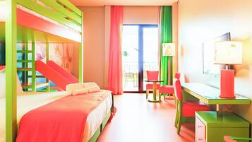 Habitación de hotel de colores brillantes con literas, un escritorio y una silla.
