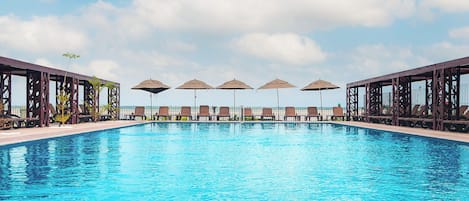 Indoor pool, 2 outdoor pools