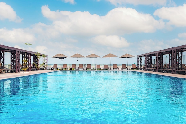 Indoor pool, 2 outdoor pools