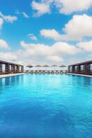 Indoor pool, 2 outdoor pools