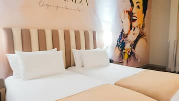 Una cassaforte in camera, una scrivania, tende oscuranti, Wi-Fi gratuito