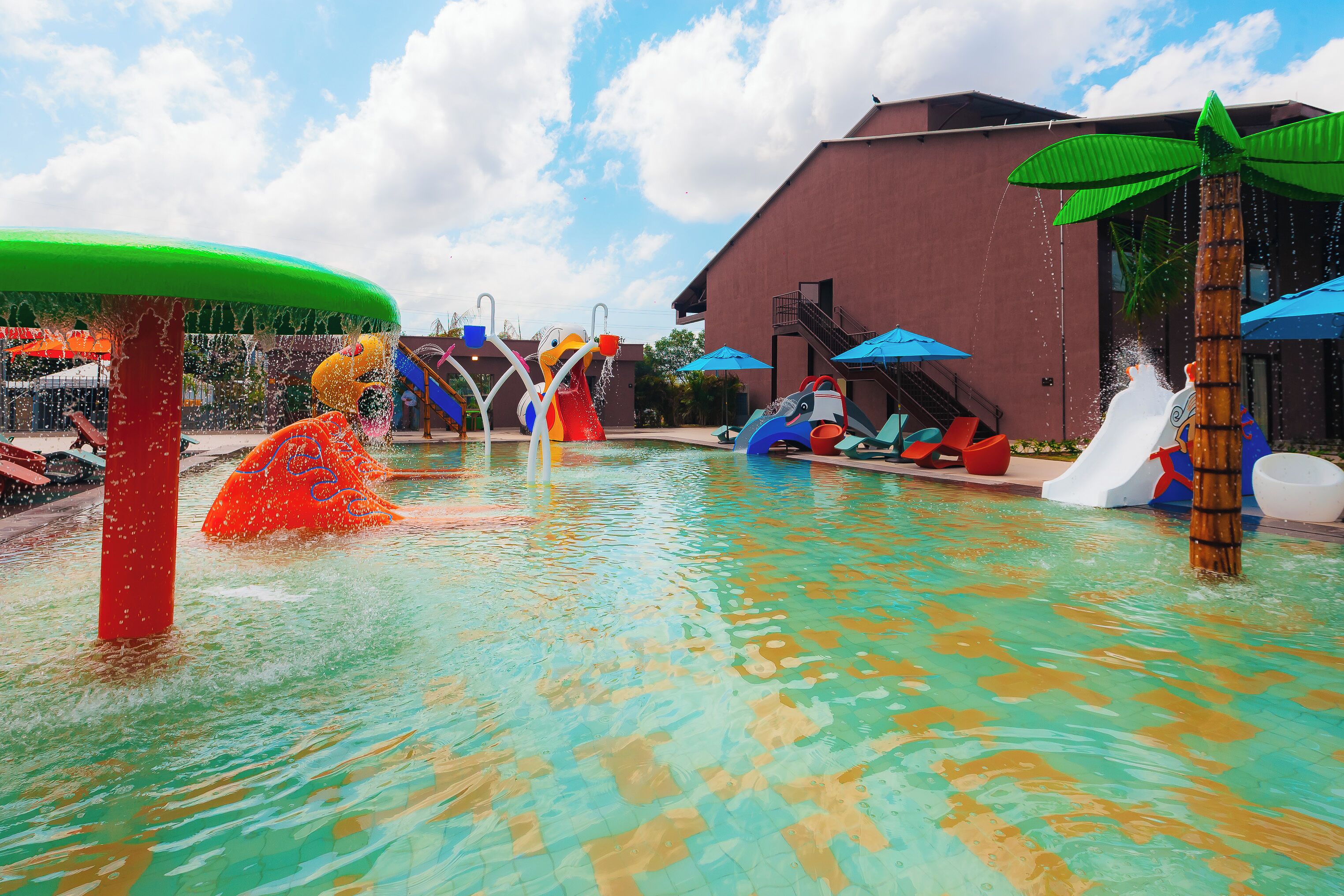 Piscina coberta i 2 piscines a l'aire lliure 