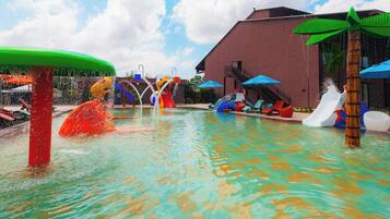 Piscina coberta i 2 piscines a l'aire lliure