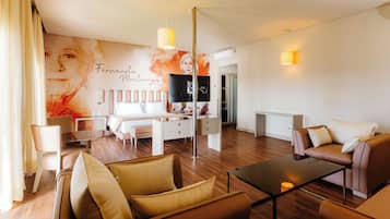 SuĂte Premium | Tallelokero huoneessa, työpöytĂ€, pimennysverhot, ilmainen Wi-Fi