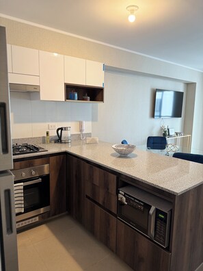 Kühlschrank, Mikrowelle, Ofen, Wasserkocher mit Kaffee-/Teezubeh�ör