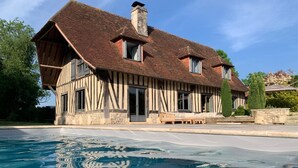 A traditional half-timbered house with a swimming pool in front. - Serene villa with heated and covered pool in Le Brévedent (Le Brévedent)