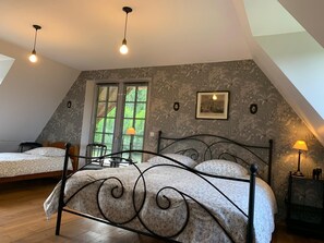5 bedrooms, iron/ironing board, WiFi, bed sheets