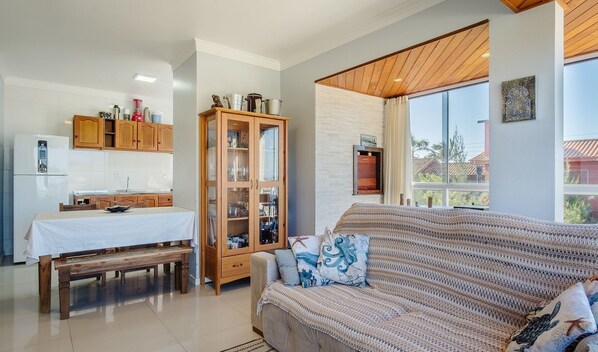 Basic Apartment | Living area