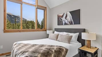 Iron/ironing board, travel cot, free WiFi, bed sheets