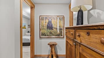 4 slaapkamers, een strijkplank/strijkijzer, reisbedje, gratis wifi