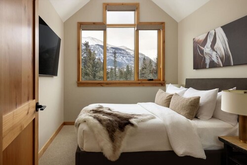 Luxury Mountain Villa | Private Hot Tub & Deck