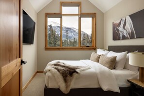 4 bedrooms, iron/ironing board, travel cot, free WiFi