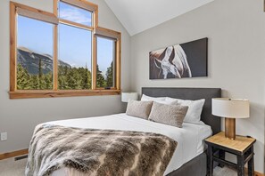 4 bedrooms, iron/ironing board, travel cot, free WiFi - Luxury Mountain Villa | Private Hot Tub (Canmore)